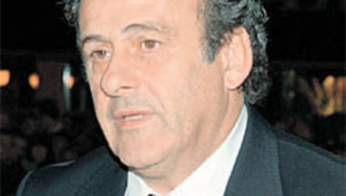 بلاتيني: ساركوزي لم يطلب مني التصويت لقطر