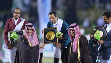 نواف بن فيصل يتوج الفارس باحمدان بلقب الجائزة الكبرى بالبطولة الخليجية