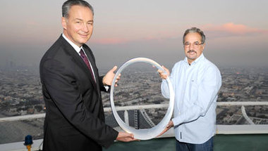 كأس «طواف دبي» تزين قمة «برج العرب»