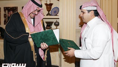 الأمير نواف يستقبل الدكتور المطوع بعد حصوله على الدكتوراة في الإصابات الرياضية
