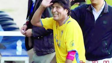 رئيس بوليفيا يحرز هدفاً في ريال مدريد