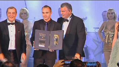 تتويج إينيستا بجائزة القدم الذهبية 2014