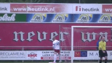 بالفيديو – حارس مرمى يتبول فى مباراة بهولندا!