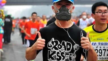 عداؤون في ماراتون بكين يضعون اقنعة ضد تلوث الهواء