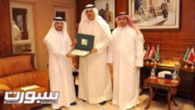 بالصور | الخميس يُسلم دعوات خليجي 22 لمسؤولي الرياضة الكويتية