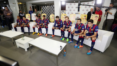 بالصور| نجوم برشلونة تلعب "فيفا 15"