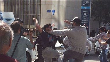 بالفيديو والصور| اشتباكات "ديربي" إسرائيل تتواصل أمام محكمة الصلح