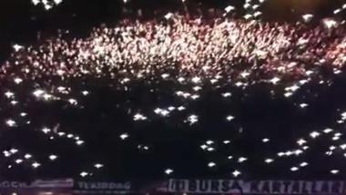 بالفيديو.. جماهير فريق تركي تزيّن مدرجات الملعب بأضواء الهواتف