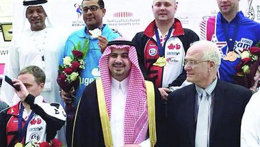رئيس الاتحاد السعودي للبولينج يتوج أبطال العالم في أبوظبي