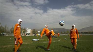 لاعبات كرة القدم الإيرانيات يخضعن لفحوص تحديد الجنس