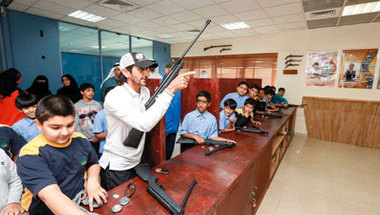 أحمد بن حشر يعلّم الرماية لتلاميذ مدارس دبي