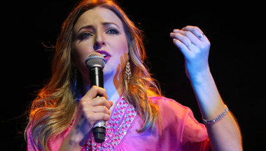 دعوة «فيس بوك» وراء مشاركة المغنية الأميركية جينيفر في «كاراتيه دبي»