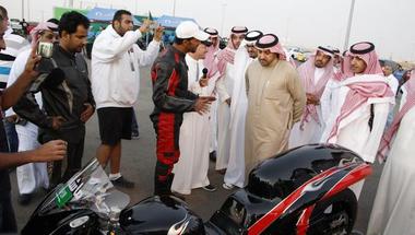 الأمير تركي يشيد بجهود الأمانة بتخصيص أماكن لممارسة سباق السيارات بشكل آمن