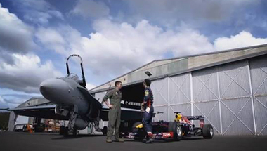 فيديو | سيارة فورمولا 1 تتحدى طائرة أف 18 الحربية