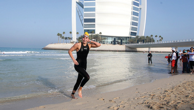 السباحة حول برج العرب.. مغامرات خيرية