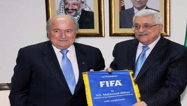 بلاتر يتعهد بحماية الكرة الفلسطينية من مشكلات السياسة الإسرائيلية