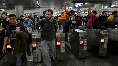 صور..إضراب عمال المترو في ساو باولو يثير الفوضى قبل كأس العالم