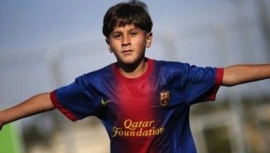 شبيه “ميسي” طفل فلسطيني يحلم باحتراف كرة القدم