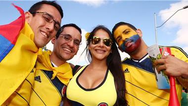الجماهير الكولومبية تحتفل بفوز فريقها الأول في المونديال بعد 16 عاما