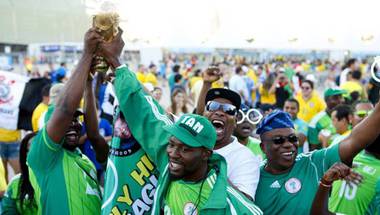 النيجيريون يحتفلون بالفوز على البوسنة