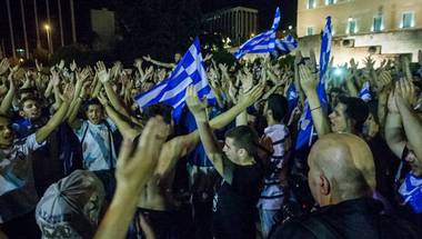 اليونانيون يحتفلون بإنجازهم الفريد