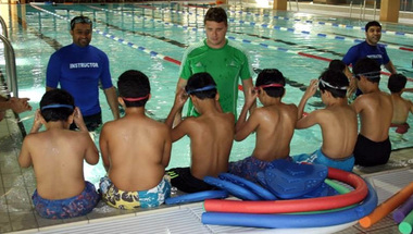 اتحاد السباحة يطلق برنامجه الصيفي «علّموني أسبح»