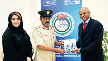 شرطة دبي تعتمد اللياقة البدنية المائية