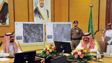 الأمير مشاري بن سعود يناقش موقع استاد الباحة