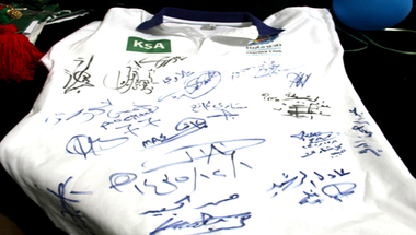 قميص يجمع توقيع المشاركين في البطولة البحرية بدومة الجندل