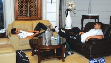 لاعبي المنتخب السعودي لكره اليد ينامون في بهو فندق بالأردن‎