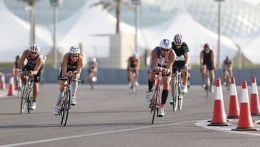 سباق ترايثلون ياس في دورته الخامسة يجدد تحديه للرياضيين في عام 2015