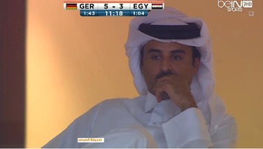 بالفيديو .. أمير قطر يفاجئ الجمهور بحضور مباراة مصر وألمانيا