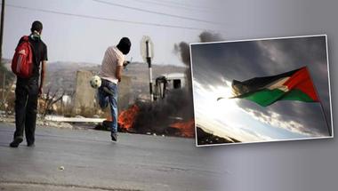 شاب فلسطيني يتحدى قوات الاحتلال الإسرائيلي...بمداعبة كرة قدم