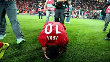 بالفيديو.. نجم برشلونة يجهش بالبكاء بسبب منتخبه