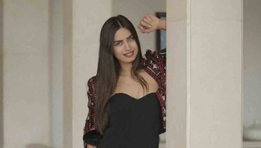 صور.. ملكة جمال تركيا غاضبة من الصحافة بسبب أوزيل