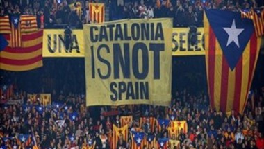 برشلونة يرفع لافتات لدعم حرية التعبير في “كامب نو”