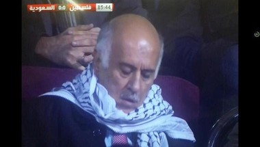 رئيس الاتحادية الفلسطينية ينام في المدرجات