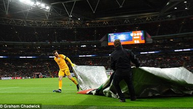لافتة "3D" تسقط في مباراة إنجلترا وفرنسا باستاد "ويمبلي"