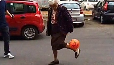 عجوز في سن 90 تداعب الكرة بطريقة جنونية