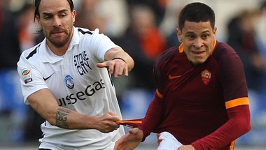 روما يسقط على أرضه في الدوري الإيطالي أمام تسعة لاعبين