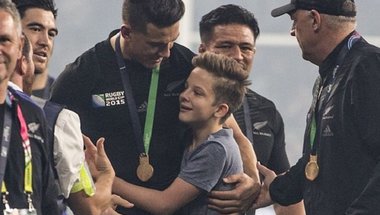 فيديو وصور .. طفل يخترق المدرجات ولاعب نيوزيلندا يهديه ميداليته الذهبيته