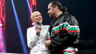 إدارة WWE تتعمد إهانة لانا وروسيف أمام الجماهير في الرو