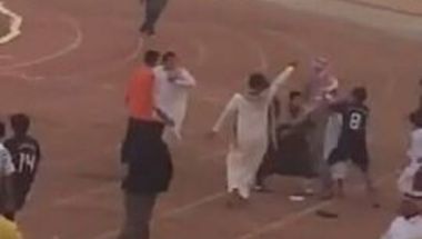 بالفيديو: لاعب سعودي يتعرض للطعن في ملعب المباراة..!!