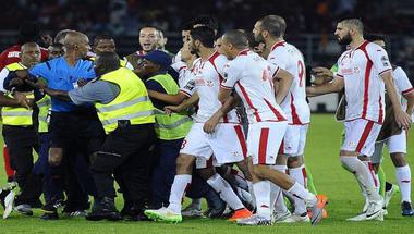 بالفيديو..ما لمْ تشاهدوه على القنوات التلفزيونية..لاعبو تونس يُطاردون الحكم