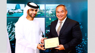 منصور بن محمد يوقع اتفاقية تعاون بين «دبي البحري» و«غولد كوست»