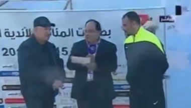 بالفيديو..لوحة إعلانات تسقط على مذيع ومدربين في الدوري الأردني!