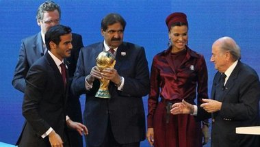 بلاتر يحذر قطر من تجنيس اللاعبين في مونديال 2022