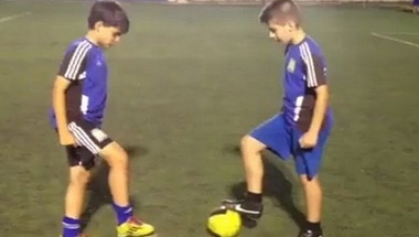فيديو مذهل لطفلين يونانيين يتحكّمان بالكرة بنفس الحركة