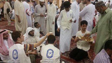 80 شاباً من رعاية الشباب يخدمون زوار المسجد النبوي