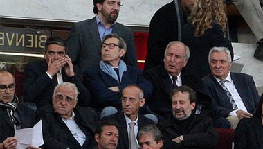 "سبورت" : تجديد عقد ألفيش والتعاقد مع "ظهير أيمن" أولوية في برشلونة
